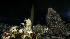 MAGIA sărbătorilor de iarnă la Vatican. Luminițele de pe Pomul de Crăciun din piața Sfântul Petru au fost aprinse de doi copii