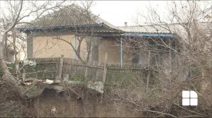 Opt case din Ceadîr-Lunga AR PUTEA SĂ SE PRĂBUŞEASCĂ din cauza alunecărilor de teren