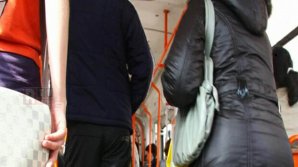 ATENȚIE la buzunare! Doi hoţi au fost prinși după ce au furat un portmoneu cu bani în transportul public (VIDEO)