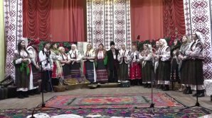 Şezătoare ca pe vremuri în satul Ţânţăreni. Localnicii au interpretat cântece populare şi i-au colindat pe spectatori