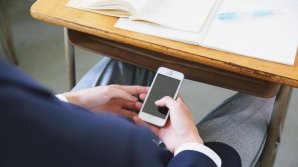 Franţa va interzice telefoanele mobile în şcoli şi colegii din 2018