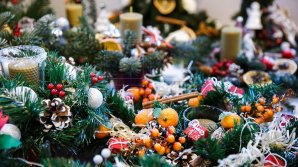 FORFOTĂ în pieţele şi magazinele din Capitală. Globurile, ghirlandele şi decoraţiunile, la mare căutare. RECOMANDĂRILE medicilor