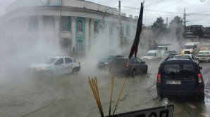 POTOP pe strada Vadul lui Vodă din Capitală! A crăpat o ţeavă de apă caldă (VIDEO)