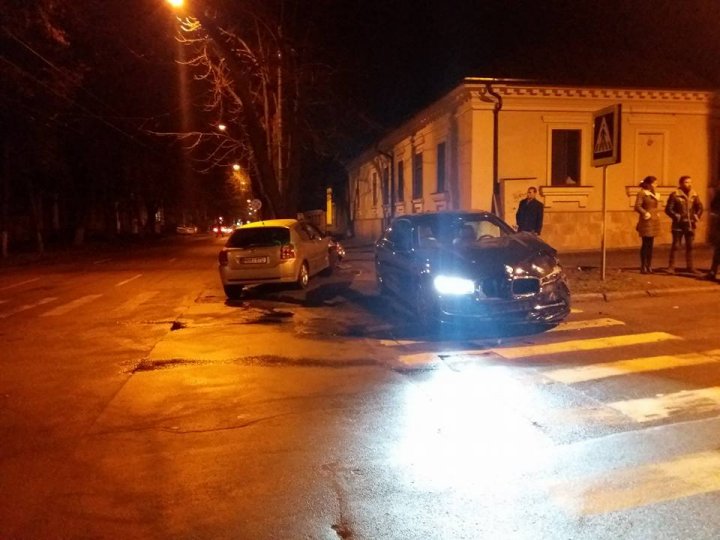 ACCIDENT GRAV în centrul Capitalei. O maşină a ajuns într-un copac, iar alta proiectată pe stradă (FOTO)