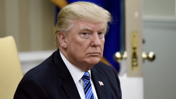 Trump a interzis telefoanele personale în birourile prezidenţiale din Casa Albă