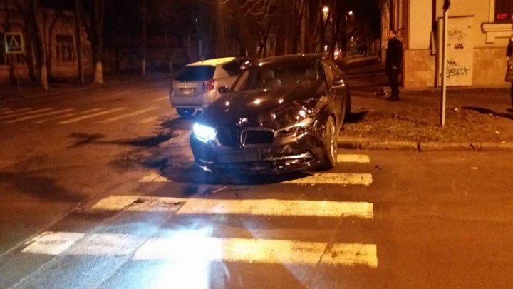 ACCIDENT GRAV în centrul Capitalei. O maşină a ajuns într-un copac, iar alta proiectată pe stradă (FOTO)