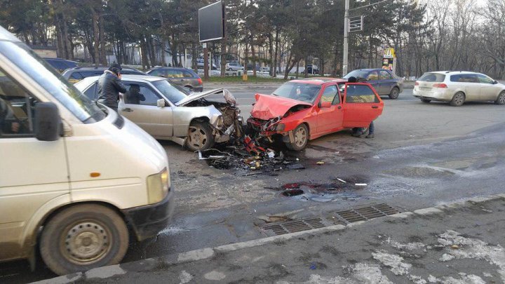 Accident grav în sectorul Botanica al Capitalei. Două mașini au fost făcute zob (FOTO)