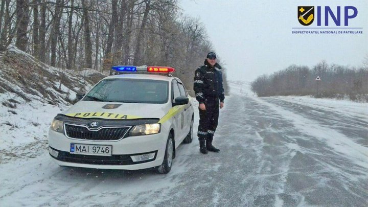 Poliţia recomandă şoferilor să circule cu prudenţă pe timp de lapoviță