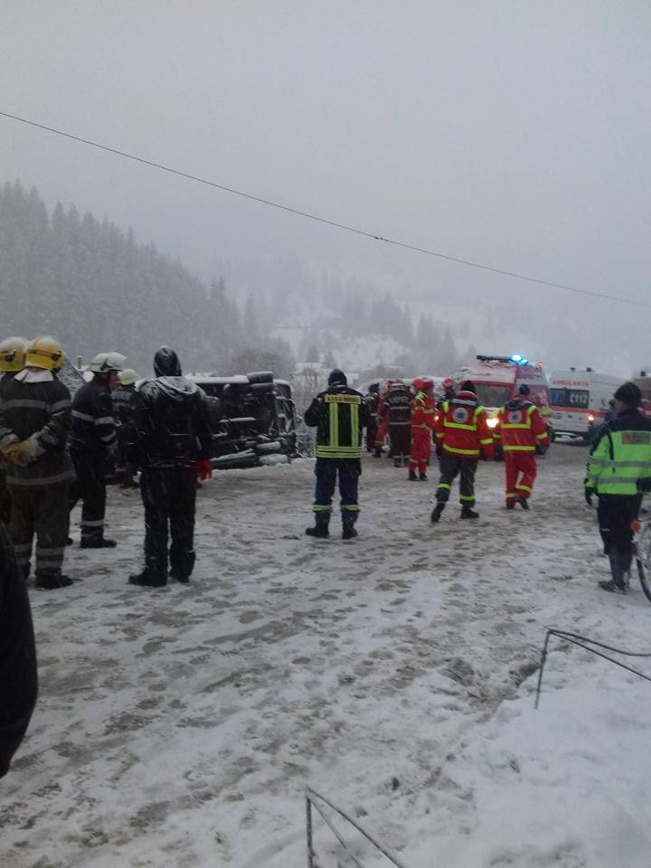 Microbuzul de pe ruta Orhei - Praga s-a răsturnat în judeţul Harghita: Cel puţin 2 morţi şi 7 răniţi (FOTO)