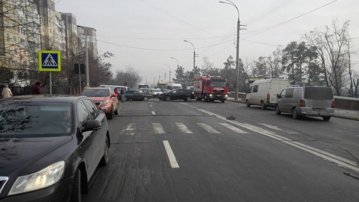 ACCIDENT GRAV pe strada Valea Crucii. Un bărbat, DESCĂRCERAT de pompieri