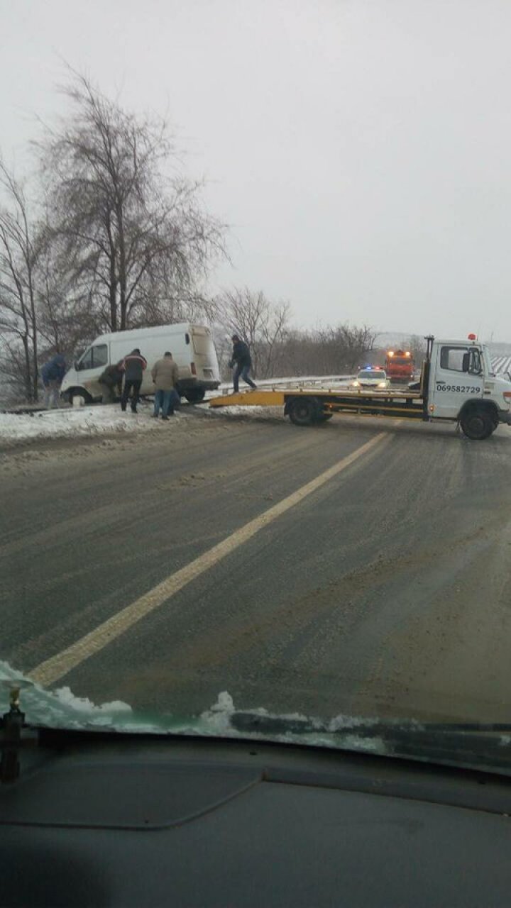 GRAV ACCIDENT pe traseul Chişinău - Dubăsari! Două maşini s-au ciocnit frontal, a treia răsturnată în şant (FOTO)