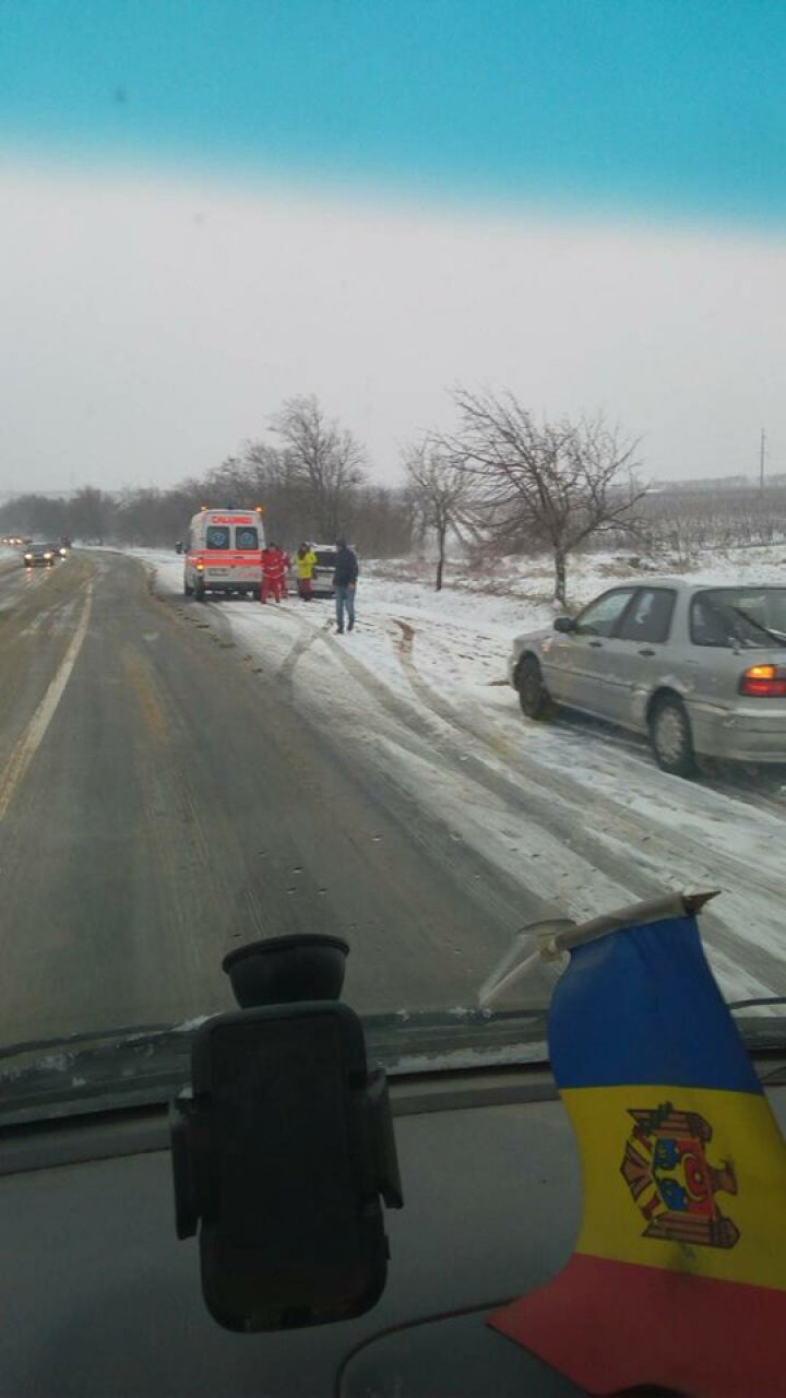 GRAV ACCIDENT pe traseul Chişinău - Dubăsari! Două maşini s-au ciocnit frontal, a treia răsturnată în şant (FOTO)