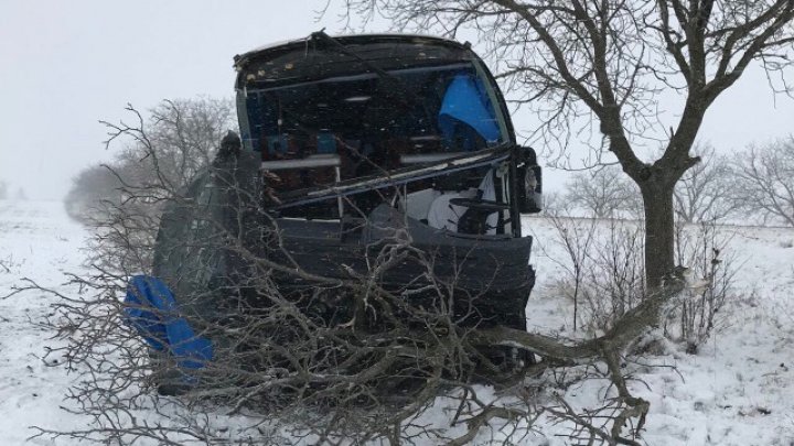 Accident pe traseul Leuşeni - Chişinău. Un autocar a derapat şi a intrat într-un copac (FOTO)