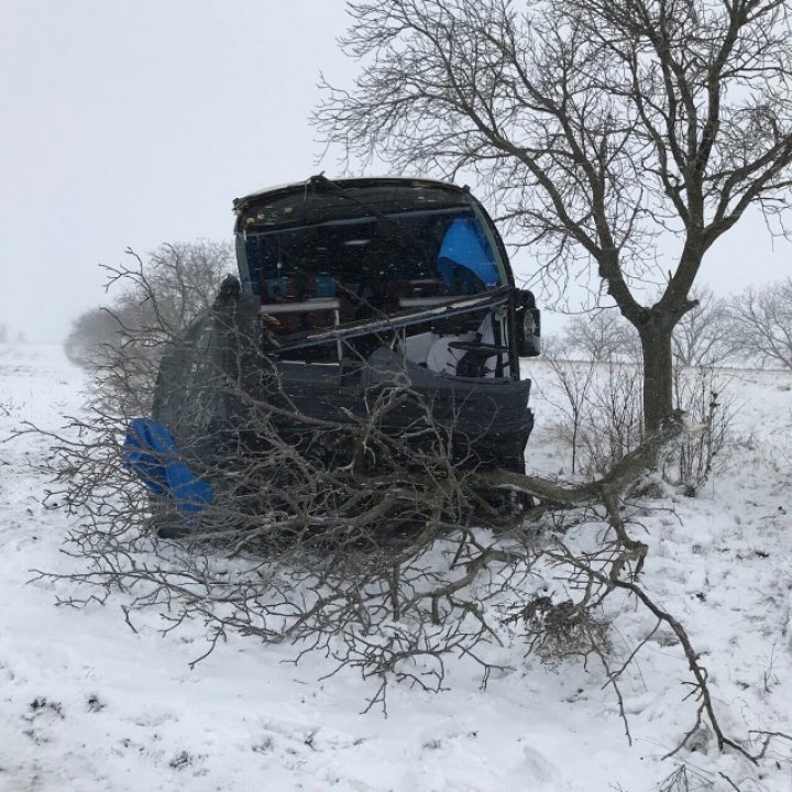 Accident pe traseul Leuşeni - Chişinău. Un autocar a derapat şi a intrat într-un copac (FOTO)