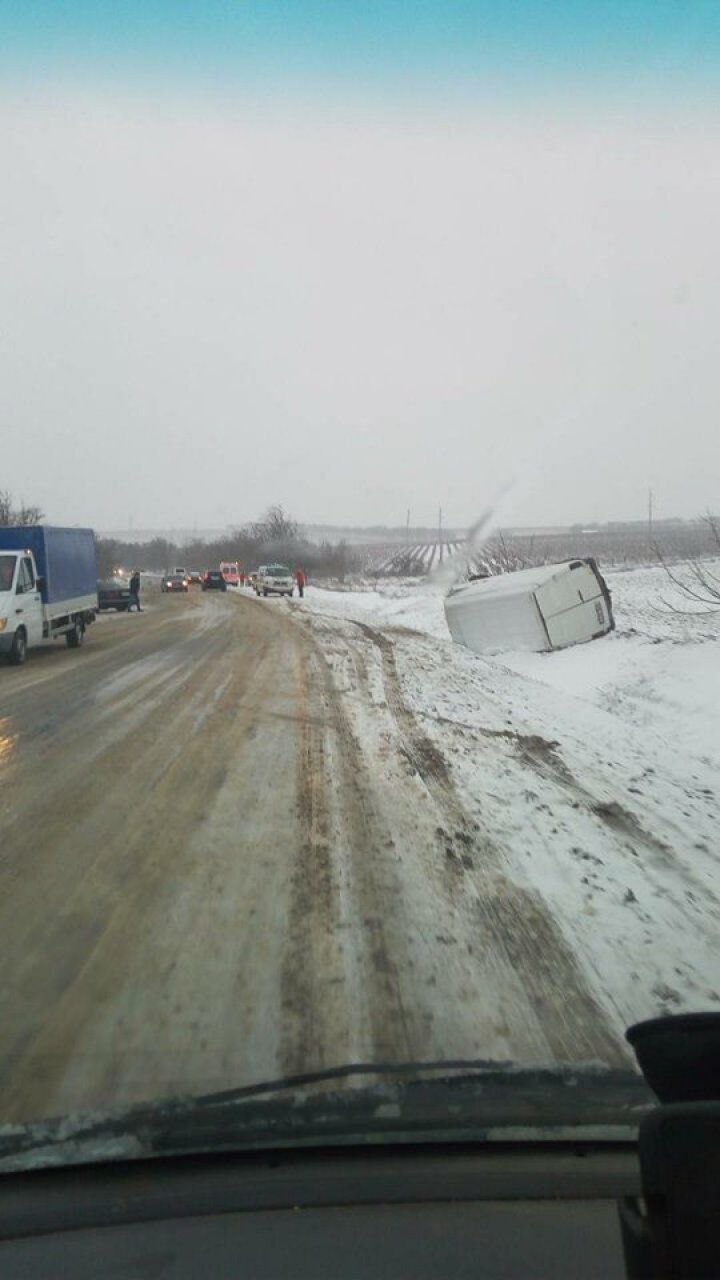 GRAV ACCIDENT pe traseul Chişinău - Dubăsari! Două maşini s-au ciocnit frontal, a treia răsturnată în şant (FOTO)