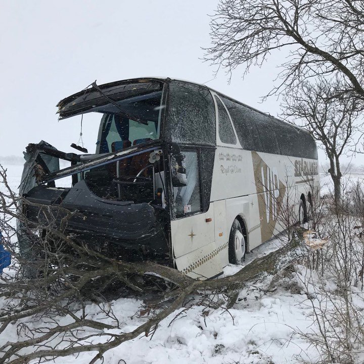 Accident pe traseul Leuşeni - Chişinău. Un autocar a derapat şi a intrat într-un copac (FOTO)