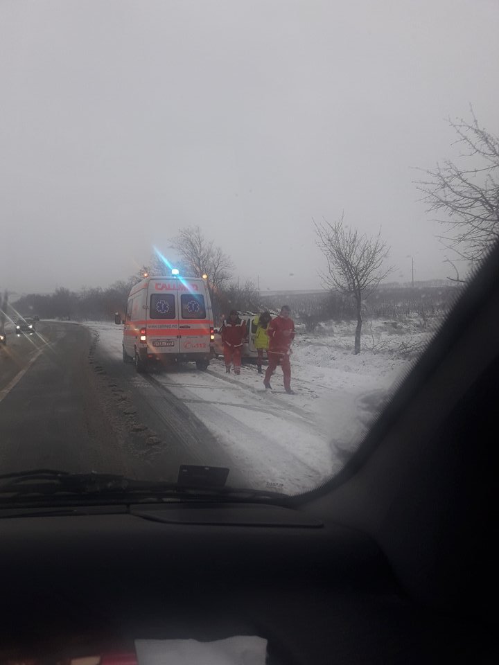 GRAV ACCIDENT pe traseul Chişinău - Dubăsari! Două maşini s-au ciocnit frontal, a treia răsturnată în şant (FOTO)