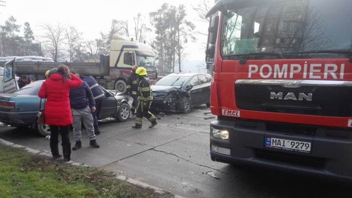 ACCIDENT GRAV la Porţile Oraşului. Două maşini s-au tamponat frontal (VIDEO)