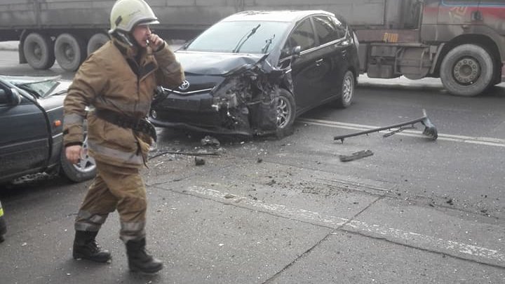 ACCIDENT GRAV la Porţile Oraşului. Două maşini s-au tamponat frontal (VIDEO)