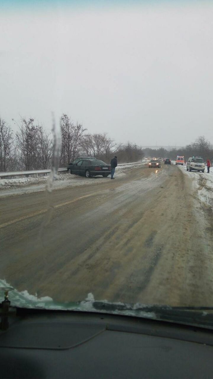 GRAV ACCIDENT pe traseul Chişinău - Dubăsari! Două maşini s-au ciocnit frontal, a treia răsturnată în şant (FOTO)