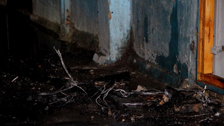 Incendiu în Capitală: Mai multe persoane, evacuate. Un minor, blocat în lift (GALERIE FOTO)