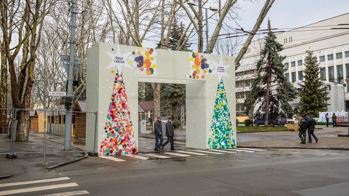 Primele indicatoare pentru pietoni alimentate cu energie solară au apărut în Chişinău. Unde sunt ele (FOTO)