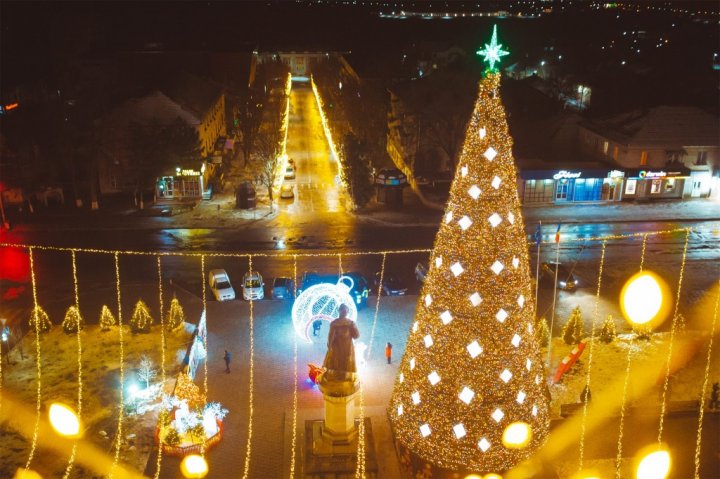 Orheiul scăldat în lumină de sărbători. Cum arată cel mai feeric oraş din Moldova 