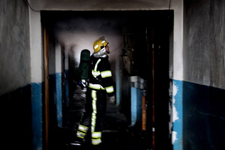 Incendiu în Capitală: Mai multe persoane, evacuate. Un minor, blocat în lift (GALERIE FOTO)