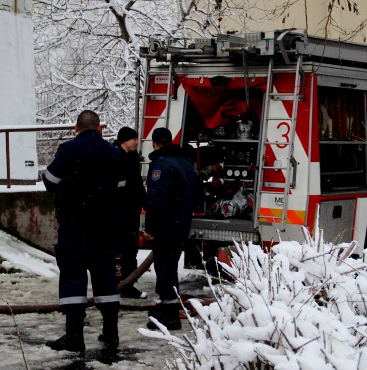 Incendiu în Capitală: Mai multe persoane, evacuate. Un minor, blocat în lift (GALERIE FOTO)