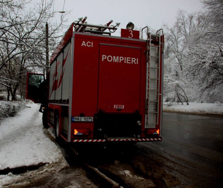 Incendiu în Capitală: Mai multe persoane, evacuate. Un minor, blocat în lift (GALERIE FOTO)