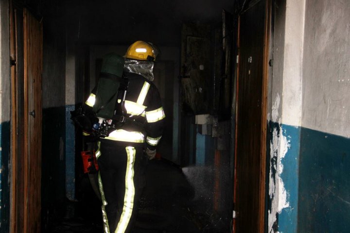 Incendiu în Capitală: Mai multe persoane, evacuate. Un minor, blocat în lift (GALERIE FOTO)