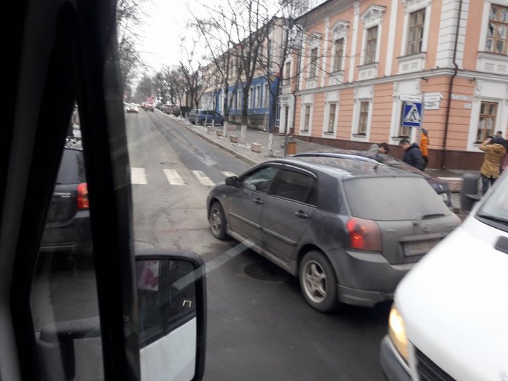 Au uitat regulile de circulaţie. Doi şoferi "s-au pupat" la intersecţia străzilor S. Lazo şi 31 August 1989 (FOTO)