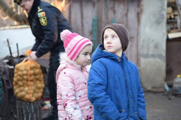 În ajun de sărbători, angajaţii IGP au mers cu daruri la 100 de copii din familii nevoiaşe 