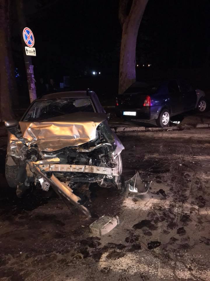 ACCIDENT CUMPLIT la intersecția străzilor Ion Creangă și Eugen Coca. Doi bărbaţi au ajuns în stare gravă la spital (FOTO)