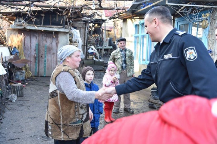 În ajun de sărbători, angajaţii IGP au mers cu daruri la 100 de copii din familii nevoiaşe 