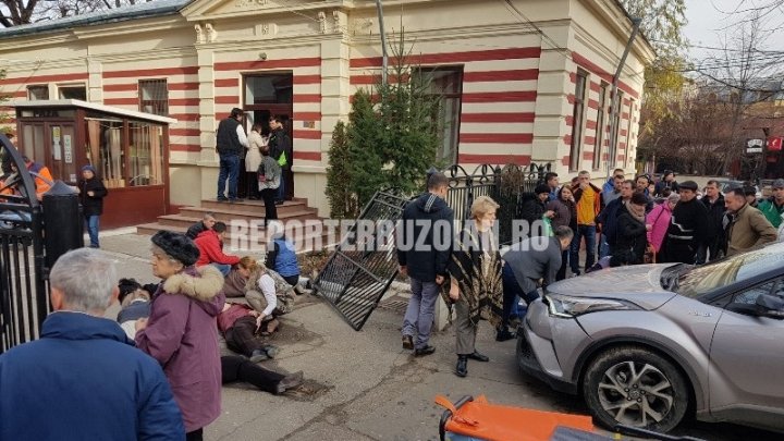 ACCIDENT GROAZNIC la şcoală. Directoarea unei instituţii a intrat cu mașina în plin într-un grup de oameni (IMAGINI ŞOCANTE)