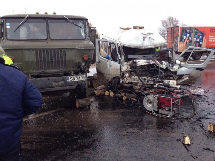 IMAGINI ȘOCANTE. Grav accident de circulație pe centura Soroca. Șoferul microbuzului, rănit (VIDEO)