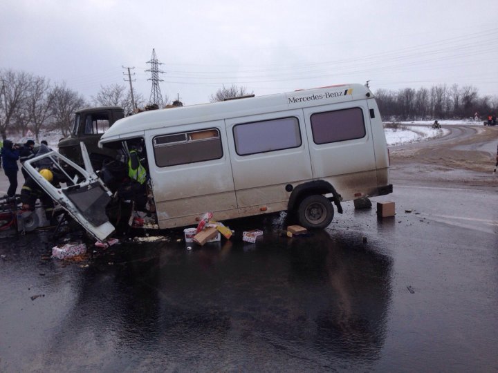 IMAGINI ȘOCANTE. Grav accident de circulație pe centura Soroca. Șoferul microbuzului, rănit (VIDEO)