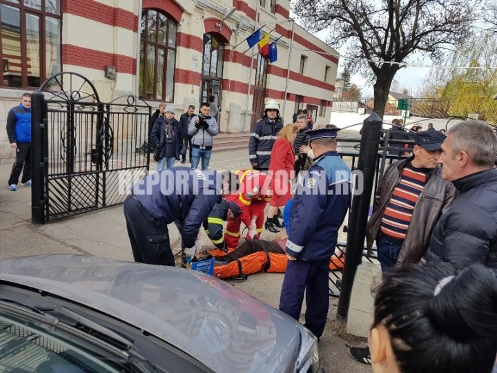 ACCIDENT GROAZNIC la şcoală. Directoarea unei instituţii a intrat cu mașina în plin într-un grup de oameni (IMAGINI ŞOCANTE)