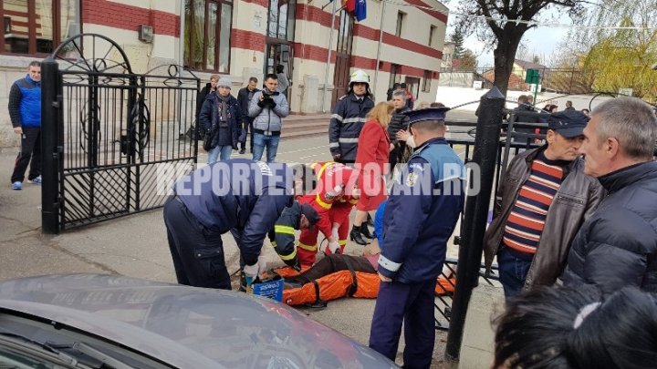 ACCIDENT GROAZNIC la şcoală. Directoarea unei instituţii a intrat cu mașina în plin într-un grup de oameni (IMAGINI ŞOCANTE)