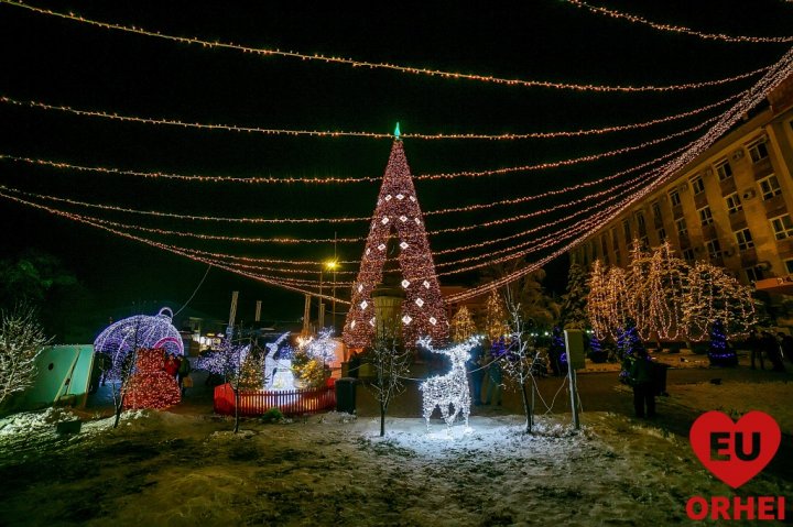 Orheiul îmbrăcat în straie de sărbătoare. Cel mai înalt Pom de Crăciun din țară seamană a fi rupt din poveste (FOTO)