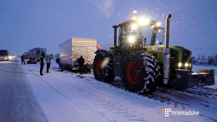 Peste 800 de mașini rămân blocate pe şoseaua Kiev-Odesa din cauza ninsorilor abundente (FOTO/VIDEO)