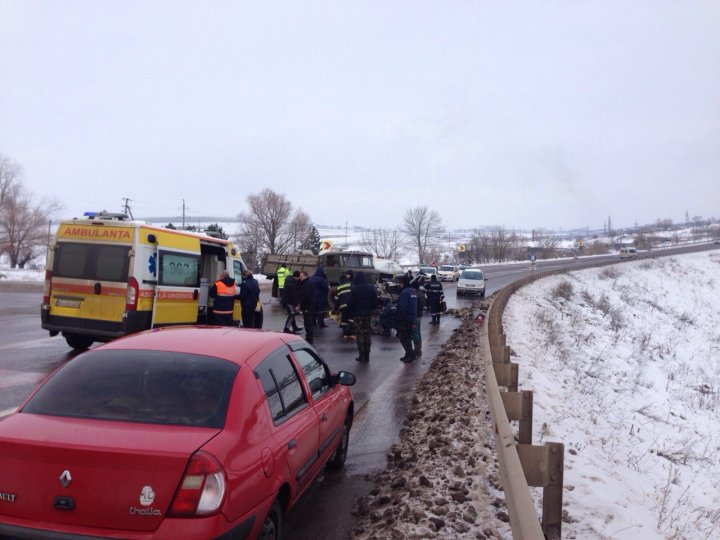 IMAGINI ȘOCANTE. Grav accident de circulație pe centura Soroca. Șoferul microbuzului, rănit (VIDEO)