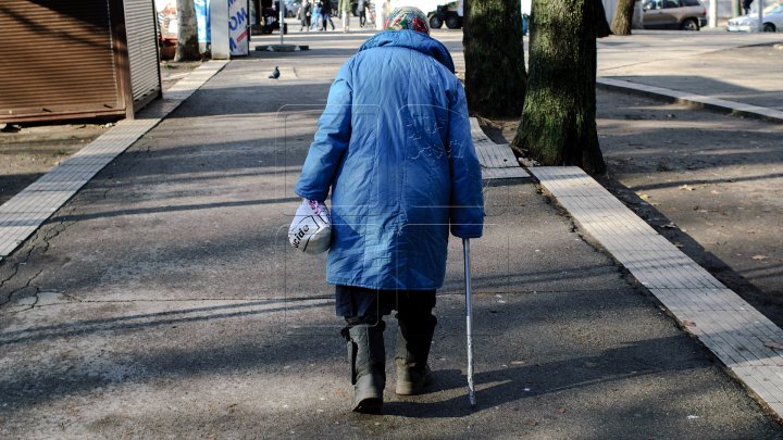 AU IMPRESIONAT O LUME ÎNTREAGĂ! Gestul făcut de trei bărbați, după ce au văzut o bătrână hoinărind pe străzi 