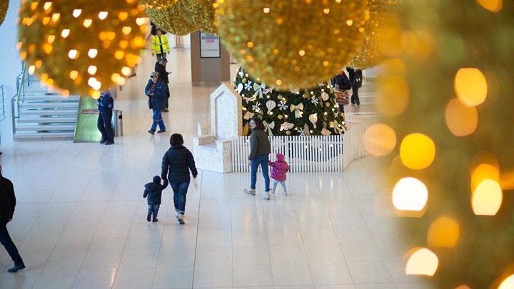 Decorul de la Aeroportul Chișinău, desprins din povești! De sărbători, pasagerii vor avea parte de surprize (FOTO)