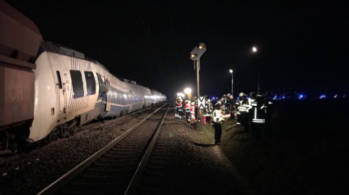 GRAV ACCIDENT FEROVIAR în Germania. 50 de oameni răniţi după ce un tren de pasageri s-a ciocnit frontal cu unul marfar