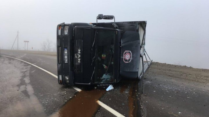 ZIUA ACCIDENTELOR: Un TIR s-a răsturnat pe traseul Chişinău-Ungheni (FOTO)