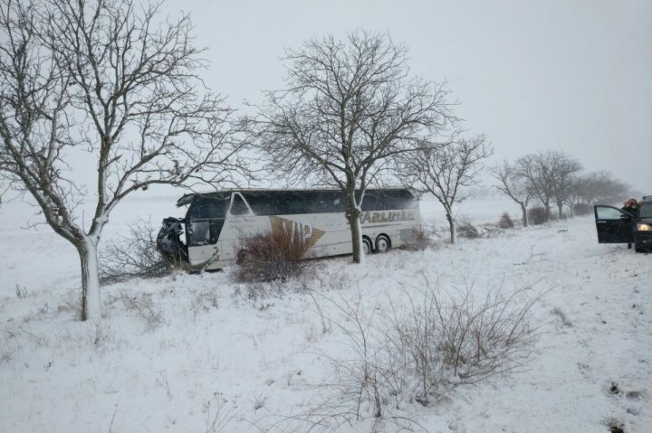 Accident pe traseul Leuşeni - Chişinău. Un autocar a derapat şi a intrat într-un copac (FOTO)