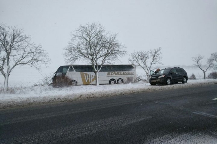 Accident pe traseul Leuşeni - Chişinău. Un autocar a derapat şi a intrat într-un copac (FOTO)