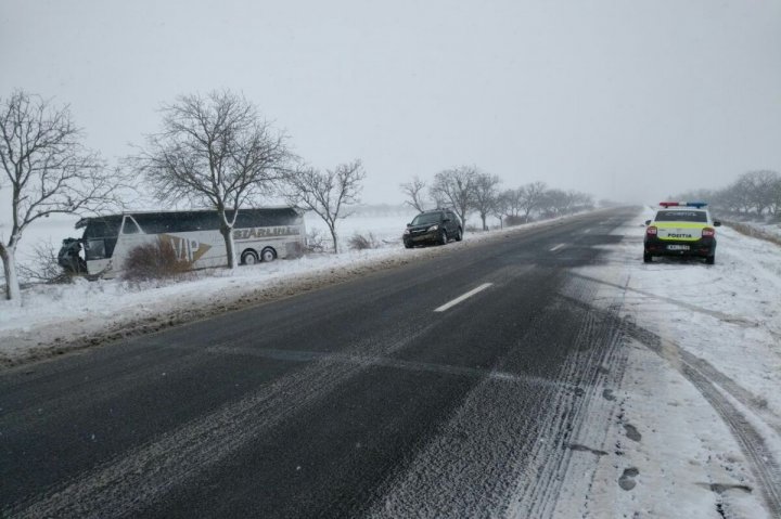 Ninsoarea a creat probleme în ţară: Accidente rutiere şi zeci de localităţi rămase fără lumină (FOTO)